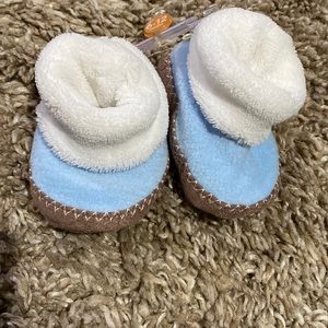 NWT Carter Baby boy slipper size 6-12 mons